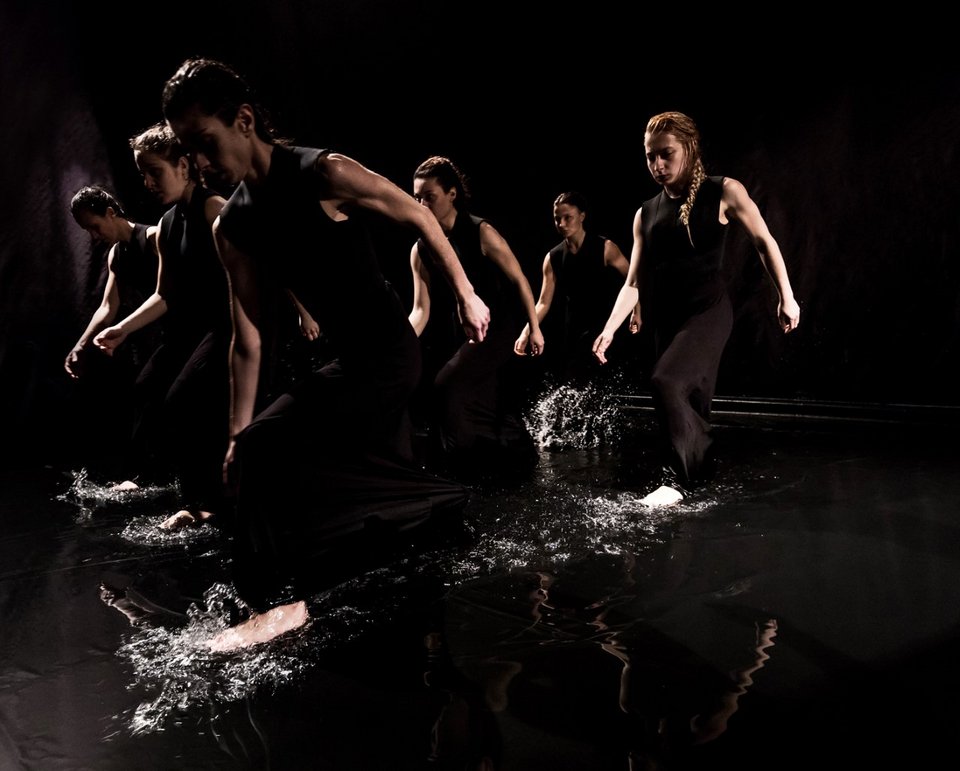 Παράσταση με 9 χορευτές μέσα σε 4 τόνους νερό -Δεν πέφτει σταγόνα στο κοινό [εικόνες & τρέιλερ]  | iefimerida.gr 1