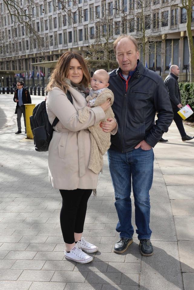 Απίστευτη περιπέτεια: Κράτησαν μωρό 3 μηνών σε Πρεσβεία της Βρετανίας -Ο παππούς το δήλωσε ως... τρομοκράτη [εικόνες] | iefimerida.gr 0