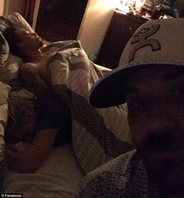 Επιασε την κοπέλα του με άλλον στο κρεβάτι και... έβγαλε σέλφι -Τον αποθέωσαν στο διαδίκτυο [εικόνες] | iefimerida.gr 3