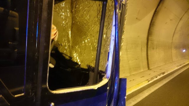 Φωτογραφίες-σοκ από την καραμπόλα στη σήραγγα της Εγνατίας, στην οποία ενεπλάκη και λεωφορείο με μαθητές [εικόνες] | iefimerida.gr 2