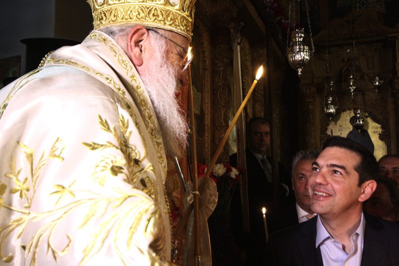 Στην Κέρκυρα έκανε Ανάσταση ο Αλέξης Τσίπρας - Το φιλί της αγάπης με τη σύντροφό του [εικόνες] | iefimerida.gr 0