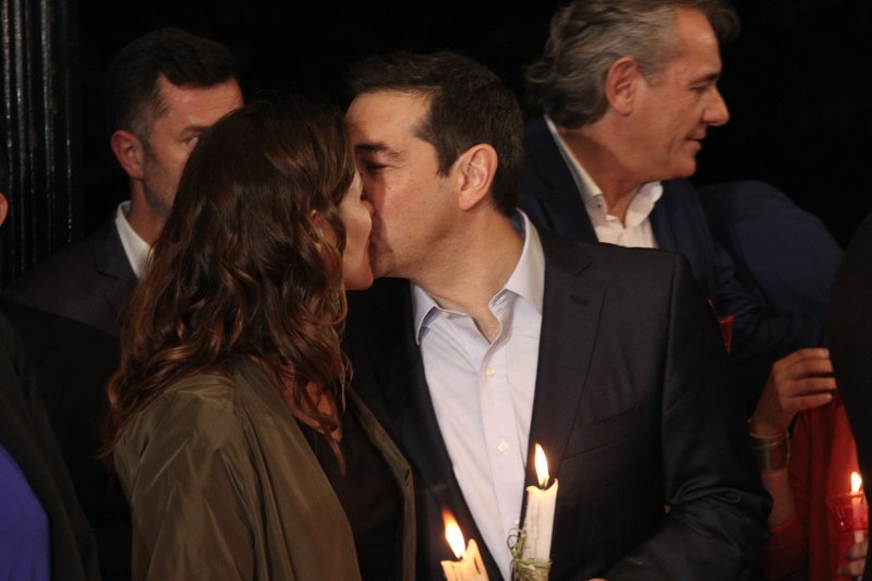 Στην Κέρκυρα έκανε Ανάσταση ο Αλέξης Τσίπρας - Το φιλί της αγάπης με τη σύντροφό του [εικόνες] | iefimerida.gr 2