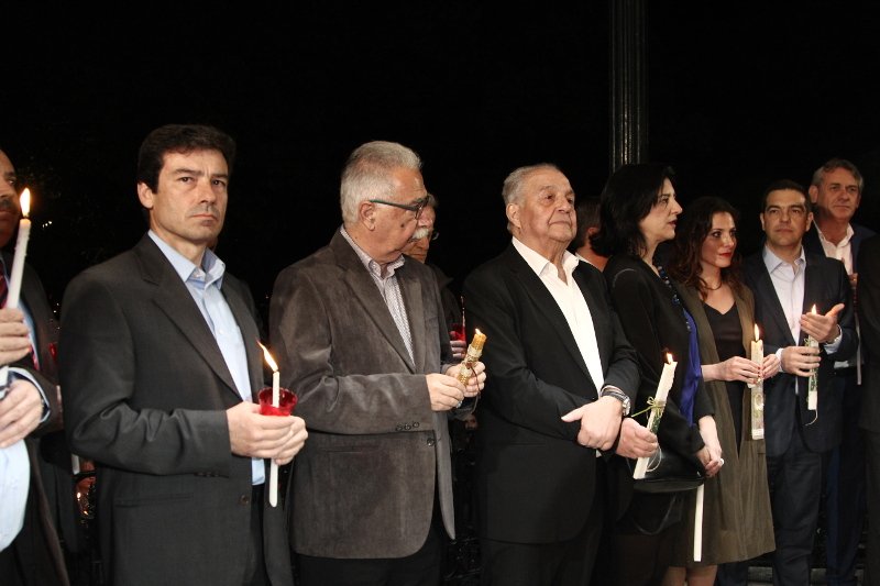 Στην Κέρκυρα έκανε Ανάσταση ο Αλέξης Τσίπρας - Το φιλί της αγάπης με τη σύντροφό του [εικόνες] | iefimerida.gr 1