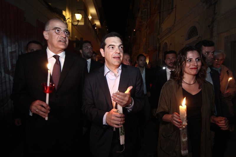 Στην Κέρκυρα έκανε Ανάσταση ο Αλέξης Τσίπρας - Το φιλί της αγάπης με τη σύντροφό του [εικόνες] | iefimerida.gr 3