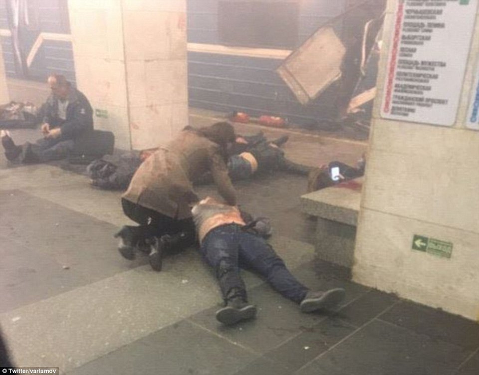 «Ανθρωποι αιμόφυρτοι, ακρωτηριασμένοι» -Συγκλονιστικές μαρτυρίες για τις εκρήξεις στο μετρό της Αγίας Πετρούπολης | iefimerida.gr 0