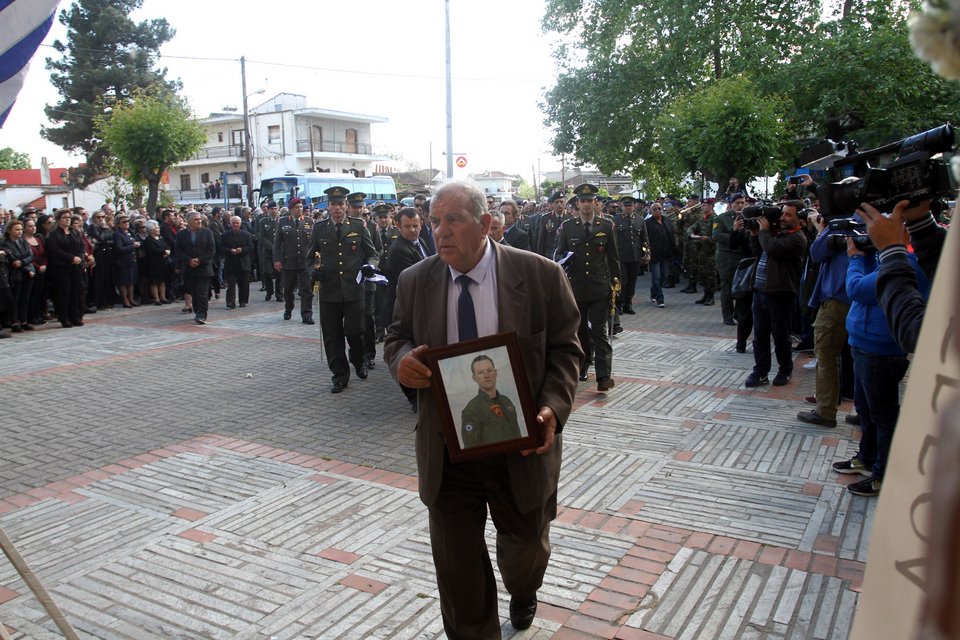 Συντριβή ελικοπτέρου: Ανείπωτος θρήνος στην κηδεία του άτυχου συγκυβερνήτη, Κ. Χατζή [εικόνες] | iefimerida.gr 0