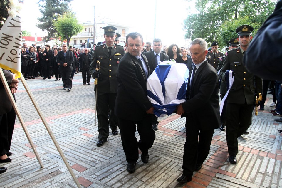 Συντριβή ελικοπτέρου: Ανείπωτος θρήνος στην κηδεία του άτυχου συγκυβερνήτη, Κ. Χατζή [εικόνες] | iefimerida.gr 1