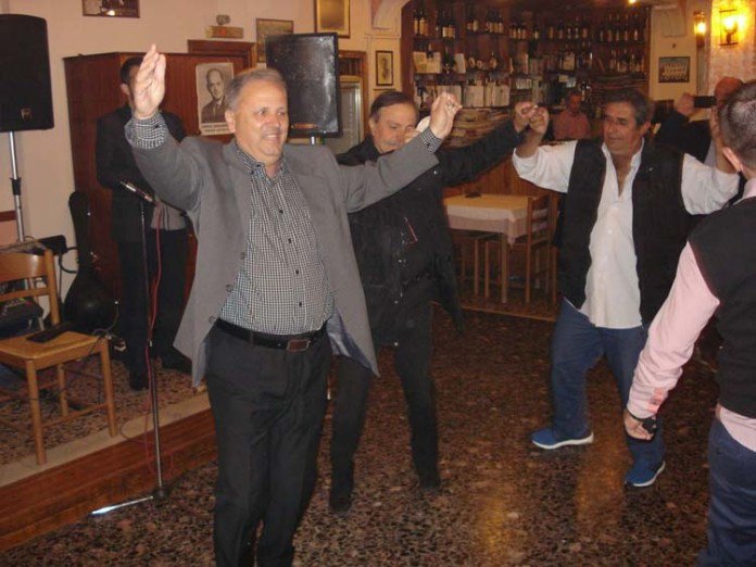 Νοσταλγοί της χούντας γιόρτασαν την επέτειο της 21ης Απριλίου στη Λάρισα με χορούς και καπνογόνα [εικόνες] | iefimerida.gr 2