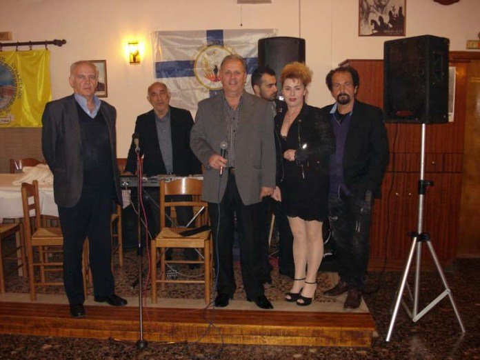 Νοσταλγοί της χούντας γιόρτασαν την επέτειο της 21ης Απριλίου στη Λάρισα με χορούς και καπνογόνα [εικόνες] | iefimerida.gr 0