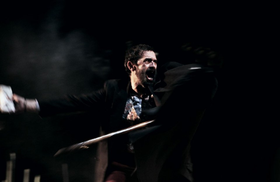 Ο «Ζητιάνος» του Ανδρέα Καρκαβίτσα για πρώτη φορά στο θέατρο [εικόνες]  | iefimerida.gr 2