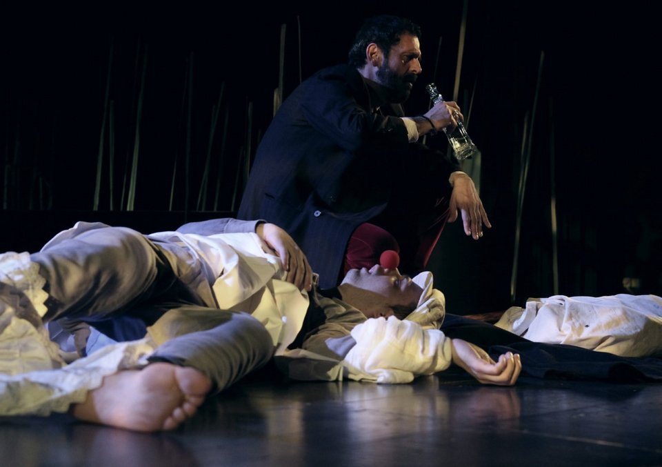 Ο «Ζητιάνος» του Ανδρέα Καρκαβίτσα για πρώτη φορά στο θέατρο [εικόνες]  | iefimerida.gr 1