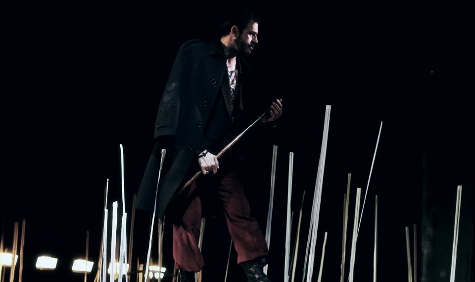 Ο «Ζητιάνος» του Ανδρέα Καρκαβίτσα για πρώτη φορά στο θέατρο [εικόνες]  | iefimerida.gr 0