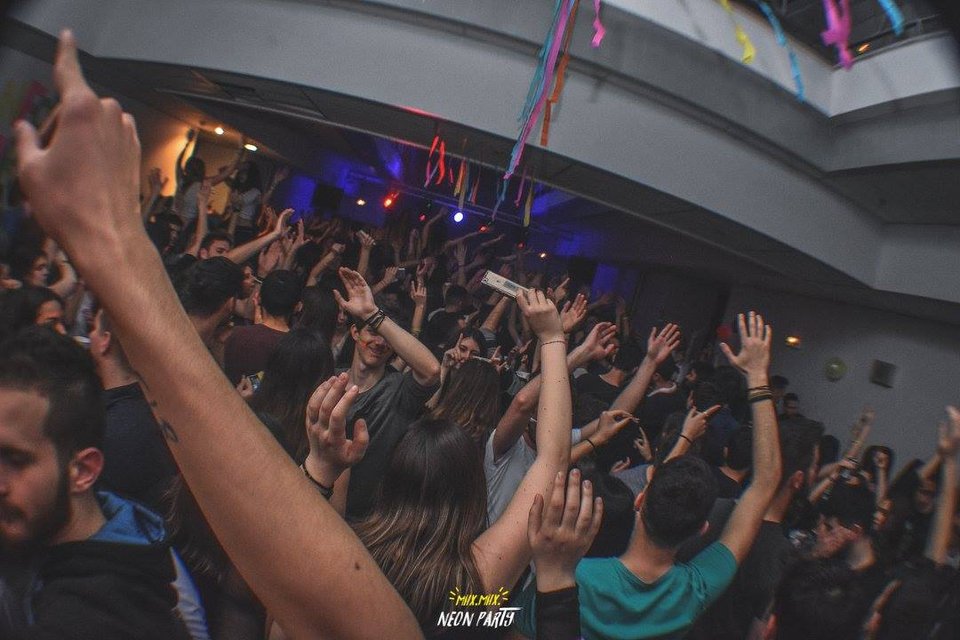 Βόλος: Το πάρτι οδήγησε σε έκτροπα - Στο νοσοκομείο 15 φοιτητές σε κατάσταση ακραίας μέθης [εικόνες & βίντεο] | iefimerida.gr 0