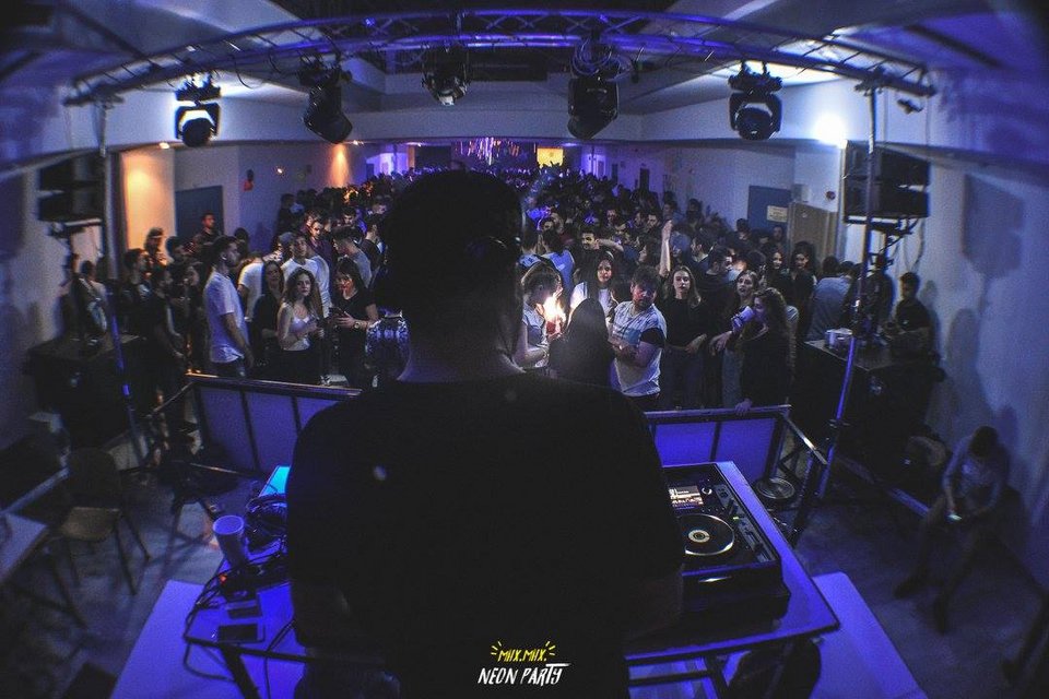 Βόλος: Το πάρτι οδήγησε σε έκτροπα - Στο νοσοκομείο 15 φοιτητές σε κατάσταση ακραίας μέθης [εικόνες & βίντεο] | iefimerida.gr 1