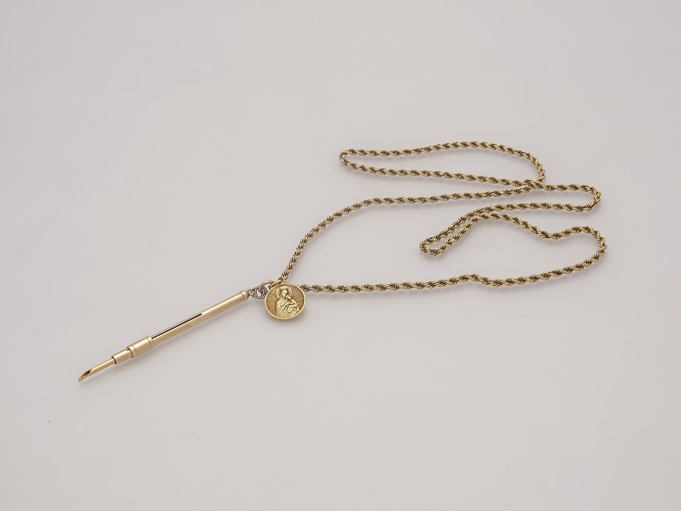 Εκθεση με αντικείμενα της Κάλλας: Φορέματα, μενταγιόν, ποστίς, το πιστοποιητικό θανάτου [εικόνες]  | iefimerida.gr 3