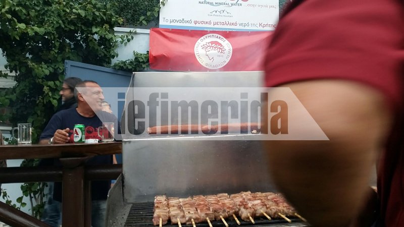 Στήνουν εξέδρα στα Μικρολίμανο οι φίλαθλοι του Ολυμπιακού [εικόνες] | iefimerida.gr 1