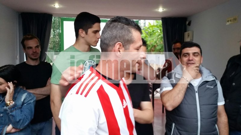 Στήνουν εξέδρα στα Μικρολίμανο οι φίλαθλοι του Ολυμπιακού [εικόνες] | iefimerida.gr 2