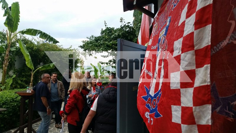 Στήνουν εξέδρα στα Μικρολίμανο οι φίλαθλοι του Ολυμπιακού [εικόνες] | iefimerida.gr 3