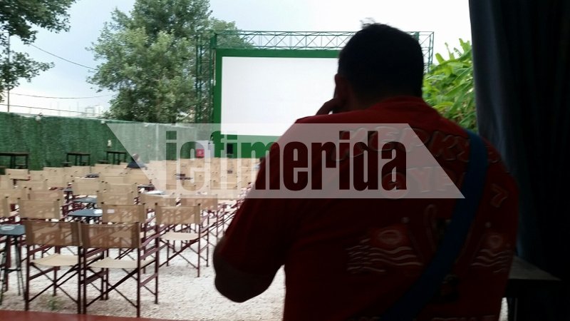 Στήνουν εξέδρα στα Μικρολίμανο οι φίλαθλοι του Ολυμπιακού [εικόνες] | iefimerida.gr 4