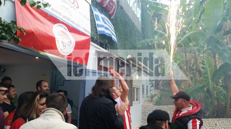 Στήνουν εξέδρα στα Μικρολίμανο οι φίλαθλοι του Ολυμπιακού [εικόνες] | iefimerida.gr 6