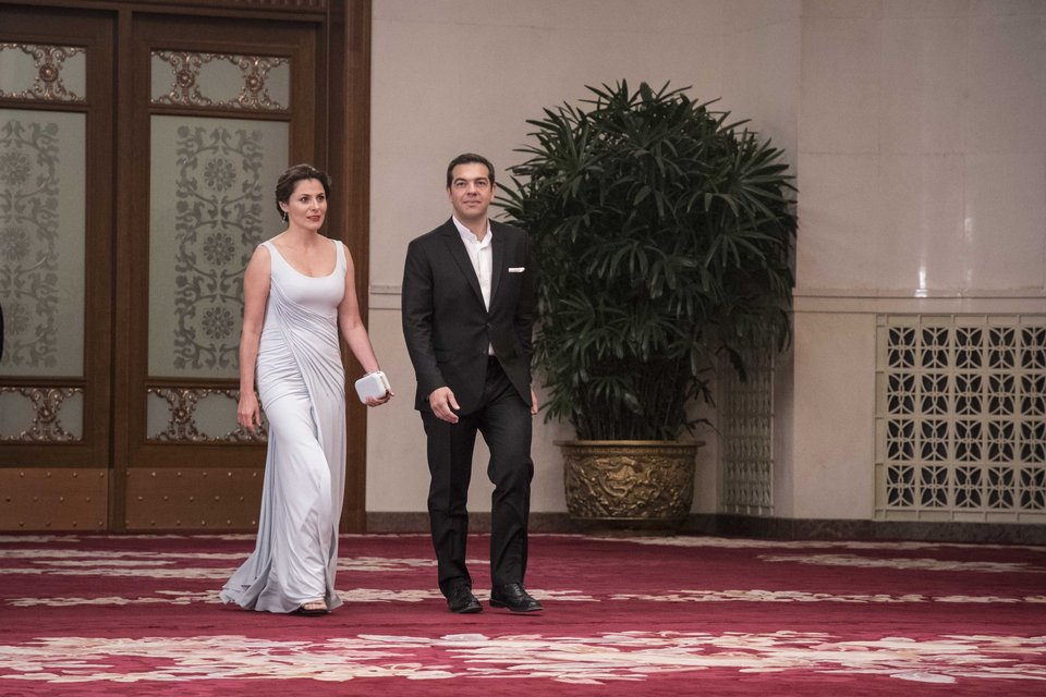 Με... οσκαρικό φόρεμα η Περιστέρα στο Μέγαρο του Λαού στην Κίνα -Με βαθύ σκίσιμο και ουρά [εικόνες] | iefimerida.gr 0