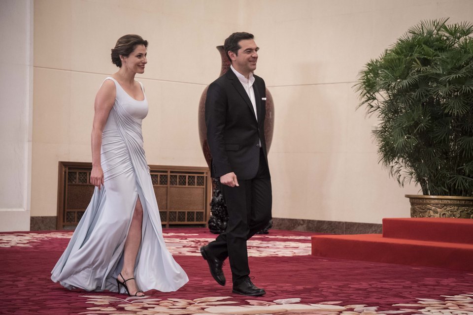 Με... οσκαρικό φόρεμα η Περιστέρα στο Μέγαρο του Λαού στην Κίνα -Με βαθύ σκίσιμο και ουρά [εικόνες] | iefimerida.gr 1