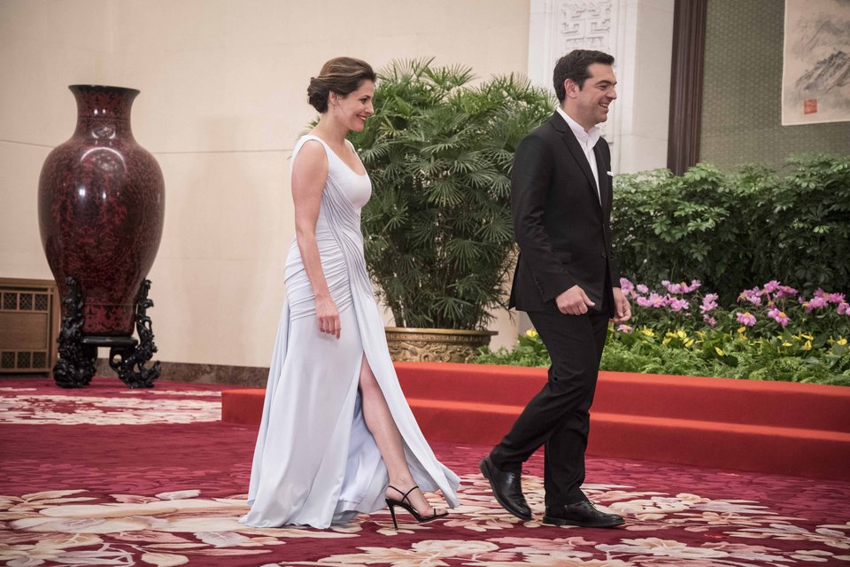 Με... οσκαρικό φόρεμα η Περιστέρα στο Μέγαρο του Λαού στην Κίνα -Με βαθύ σκίσιμο και ουρά [εικόνες] | iefimerida.gr 2