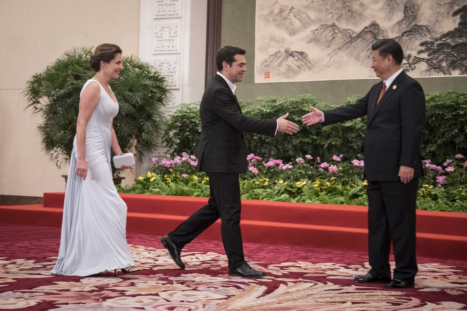 Με... οσκαρικό φόρεμα η Περιστέρα στο Μέγαρο του Λαού στην Κίνα -Με βαθύ σκίσιμο και ουρά [εικόνες] | iefimerida.gr 3