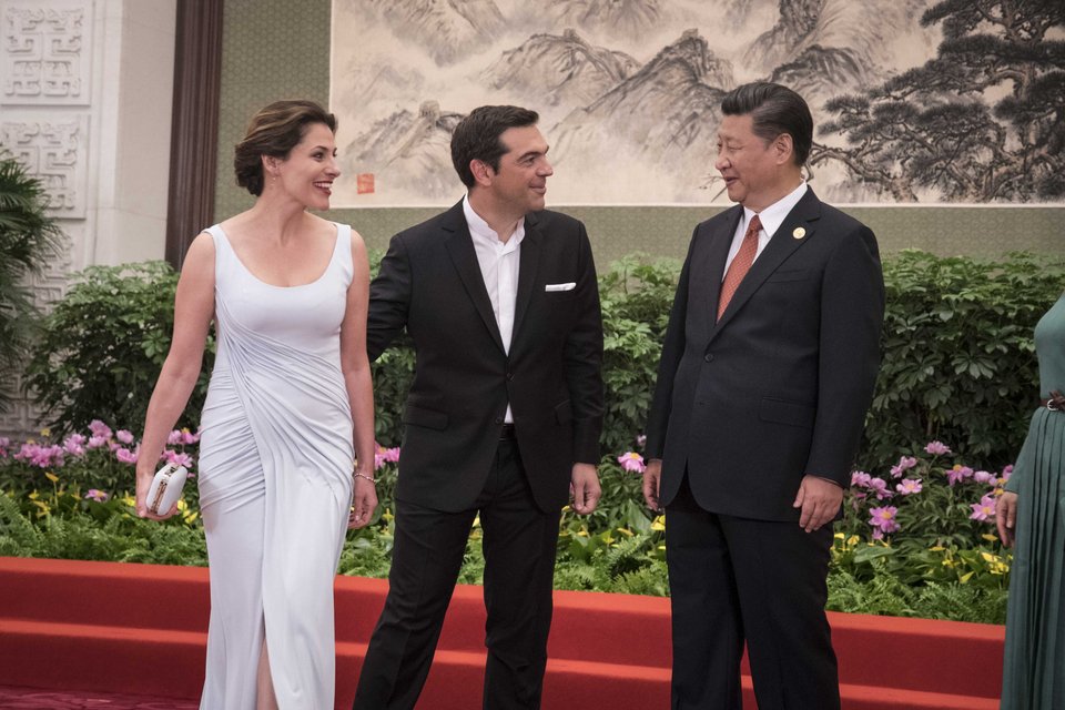 Με... οσκαρικό φόρεμα η Περιστέρα στο Μέγαρο του Λαού στην Κίνα -Με βαθύ σκίσιμο και ουρά [εικόνες] | iefimerida.gr 6