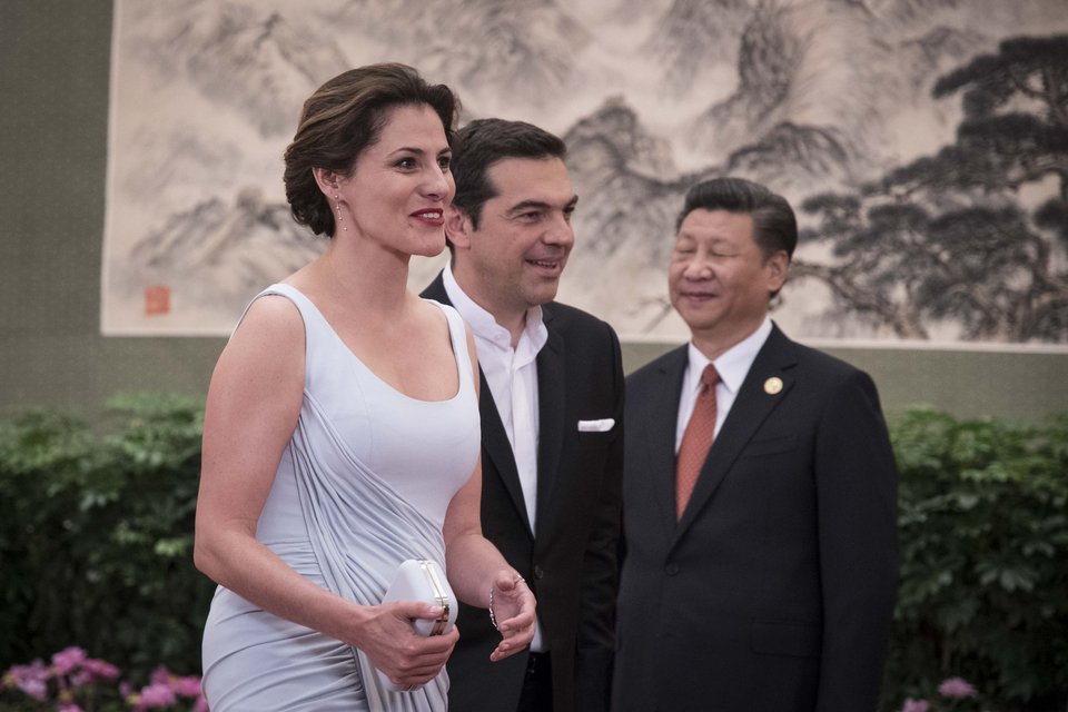 Με... οσκαρικό φόρεμα η Περιστέρα στο Μέγαρο του Λαού στην Κίνα -Με βαθύ σκίσιμο και ουρά [εικόνες] | iefimerida.gr 7