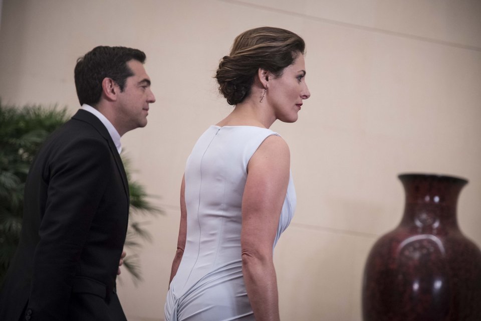 Με... οσκαρικό φόρεμα η Περιστέρα στο Μέγαρο του Λαού στην Κίνα -Με βαθύ σκίσιμο και ουρά [εικόνες] | iefimerida.gr 8