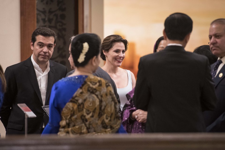 Με... οσκαρικό φόρεμα η Περιστέρα στο Μέγαρο του Λαού στην Κίνα -Με βαθύ σκίσιμο και ουρά [εικόνες] | iefimerida.gr 9