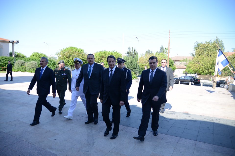 Ρίγος: Η Ελλάδα παρέλαβε τα  λείψανα των ηρώων που έπεσαν στην εισβολή του ‘74 [εικόνες] | iefimerida.gr 9