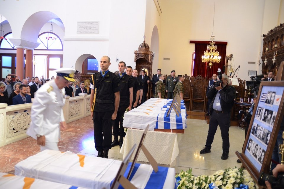 Ρίγος: Η Ελλάδα παρέλαβε τα  λείψανα των ηρώων που έπεσαν στην εισβολή του ‘74 [εικόνες] | iefimerida.gr 7