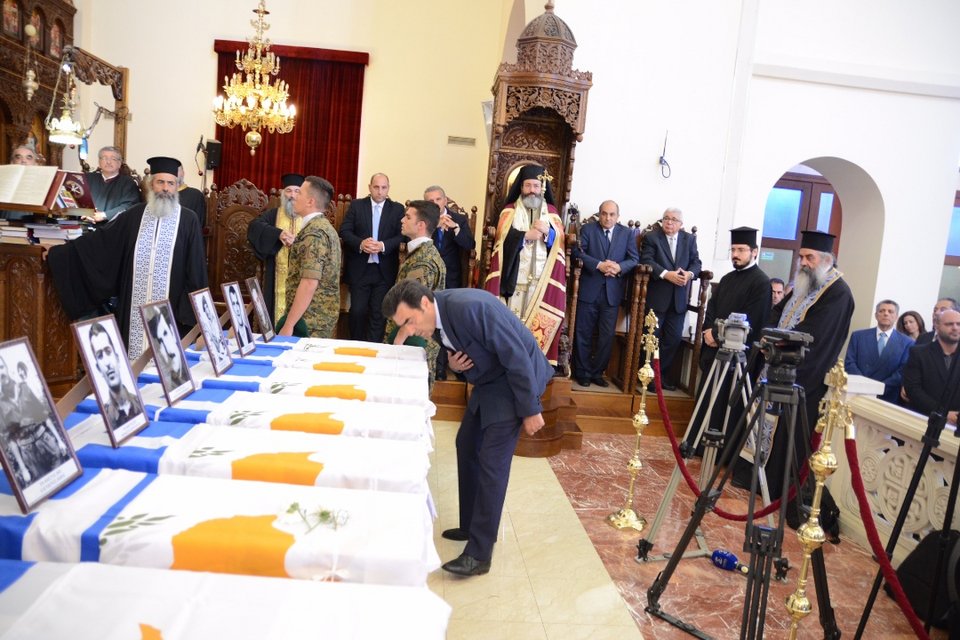 Ρίγος: Η Ελλάδα παρέλαβε τα  λείψανα των ηρώων που έπεσαν στην εισβολή του ‘74 [εικόνες] | iefimerida.gr 5