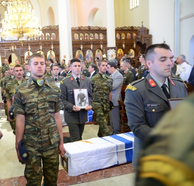 Ρίγος: Η Ελλάδα παρέλαβε τα  λείψανα των ηρώων που έπεσαν στην εισβολή του ‘74 [εικόνες] | iefimerida.gr 4