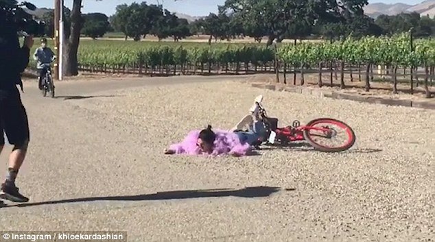 Η τούμπα της Κένταλ Τζένερ με το ποδήλατο στα χώματα -Εφαγε τα μούτρα της [βίντεο] | iefimerida.gr 1