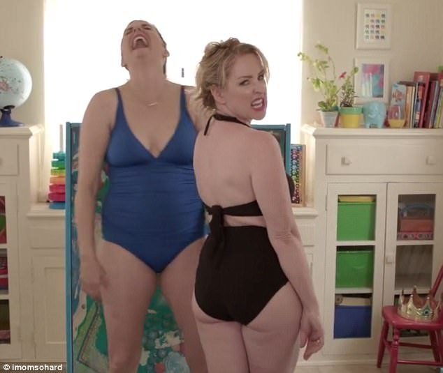 Ξεκαρδιστικό: Μαμάδες δοκιμάζουν τα σέξι μαγιό με τα κορδόνια και τα τολμηρά κοψίματα [εικόνες & βίντεο] | iefimerida.gr 2