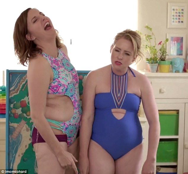 Ξεκαρδιστικό: Μαμάδες δοκιμάζουν τα σέξι μαγιό με τα κορδόνια και τα τολμηρά κοψίματα [εικόνες & βίντεο] | iefimerida.gr 4