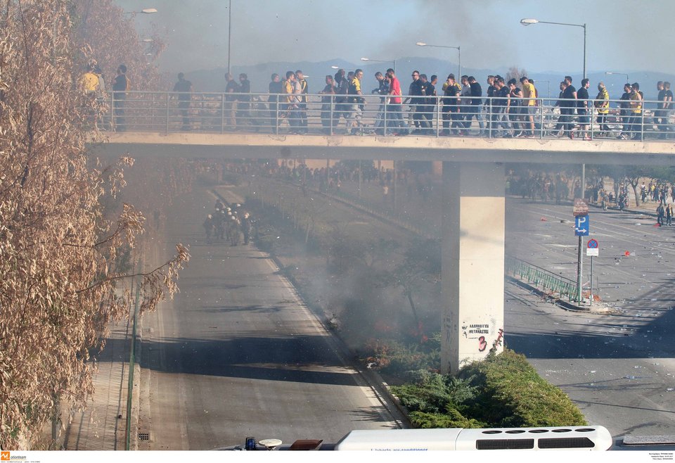 Τελικός Κυπέλλου: Εκτεταμένα επεισόδια στο Πανθεσσαλικό πριν την έναρξη [εικόνες & βίντεο] | iefimerida.gr 0