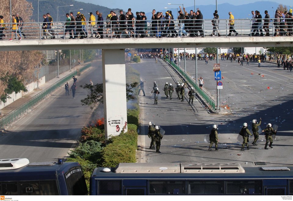 Τελικός Κυπέλλου: Εκτεταμένα επεισόδια στο Πανθεσσαλικό πριν την έναρξη [εικόνες & βίντεο] | iefimerida.gr 2