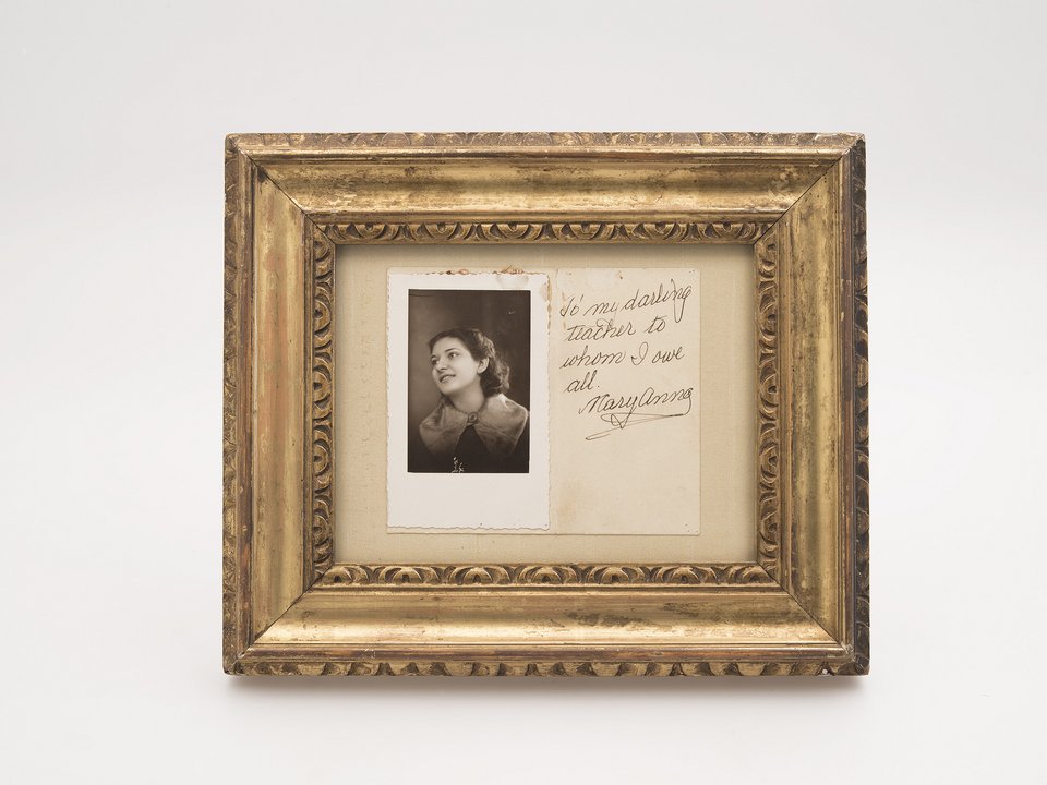 Εκθεση με αντικείμενα της Κάλλας: Φορέματα, μενταγιόν, ποστίς, το πιστοποιητικό θανάτου [εικόνες]  | iefimerida.gr 5