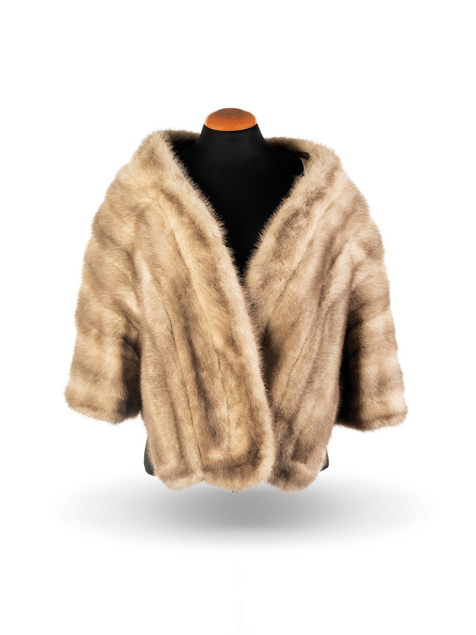 Εκθεση με αντικείμενα της Κάλλας: Φορέματα, μενταγιόν, ποστίς, το πιστοποιητικό θανάτου [εικόνες]  | iefimerida.gr 2