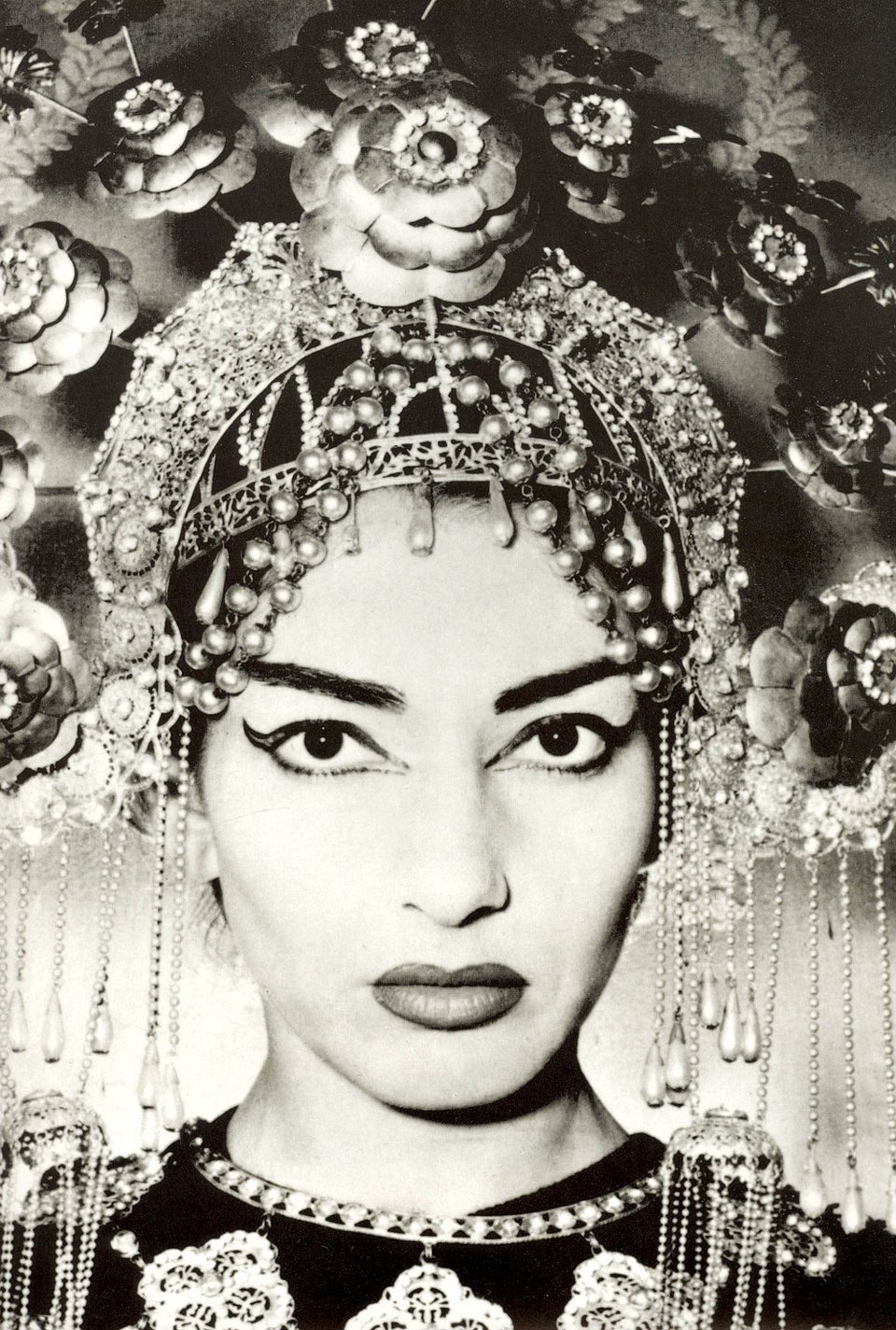 Εκθεση με αντικείμενα της Κάλλας: Φορέματα, μενταγιόν, ποστίς, το πιστοποιητικό θανάτου [εικόνες]  | iefimerida.gr 6