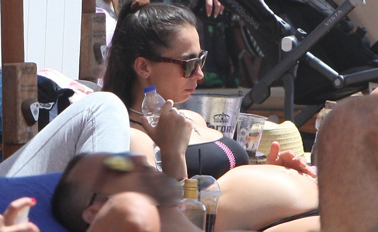 Η εγκυμονούσα (για 5η φορά) Ολυμπία Χοψονίδου με μπικίνι, για βουτιές στον Αστέρα [εικόνες] | iefimerida.gr 1