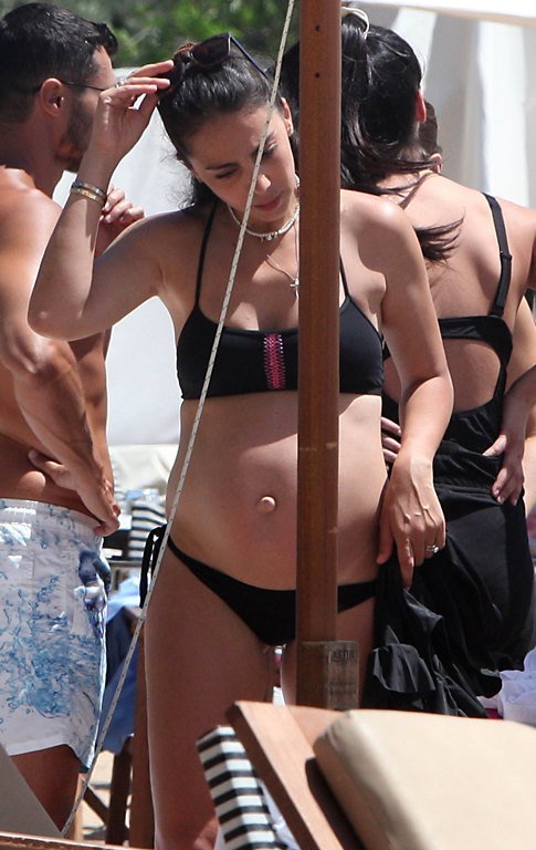 Η εγκυμονούσα (για 5η φορά) Ολυμπία Χοψονίδου με μπικίνι, για βουτιές στον Αστέρα [εικόνες] | iefimerida.gr 3