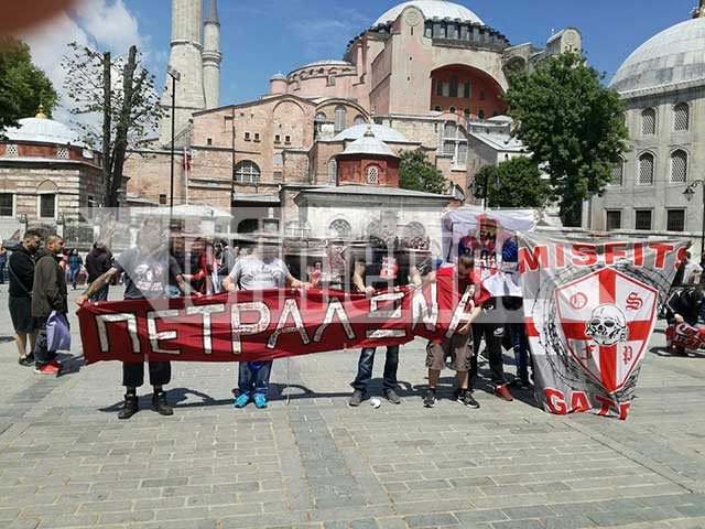 Euroleague Final 4: Οπαδοί του Ολυμπιακού ύψωσαν λάβαρα έξω από την Αγιά -Σοφιά [εικόνες] | iefimerida.gr 0