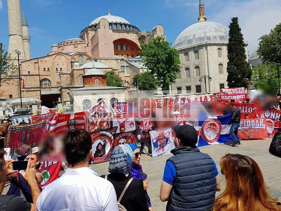 Euroleague Final 4: Οπαδοί του Ολυμπιακού ύψωσαν λάβαρα έξω από την Αγιά -Σοφιά [εικόνες] | iefimerida.gr 1