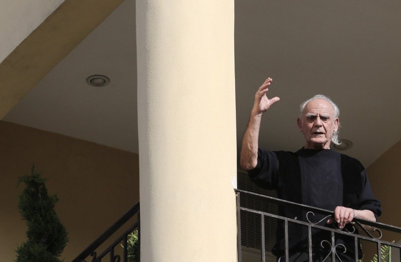 Ο Ακης βγαίνει στο μπαλκόνι και... χαιρετάει τον κόσμο -Το φιλί στο στόμα στη Βίκυ Σταμάτη [εικόνες & βίντεο] | iefimerida.gr 4