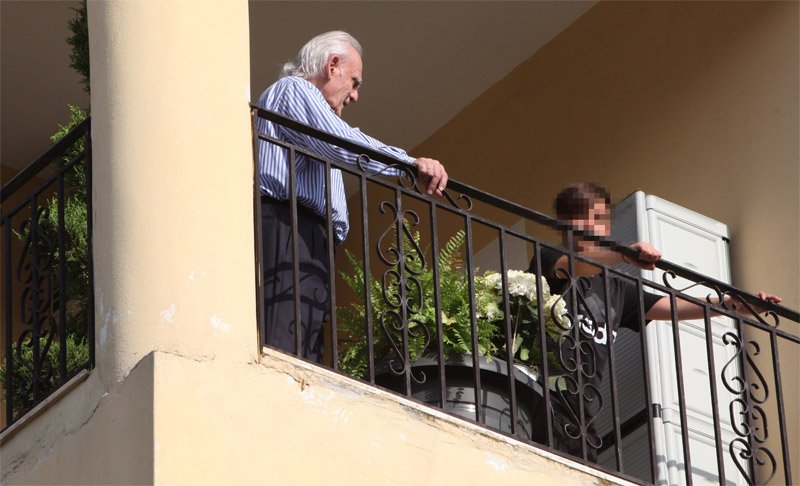 Ο Ακης βγαίνει στο μπαλκόνι και... χαιρετάει τον κόσμο -Το φιλί στο στόμα στη Βίκυ Σταμάτη [εικόνες & βίντεο] | iefimerida.gr 12